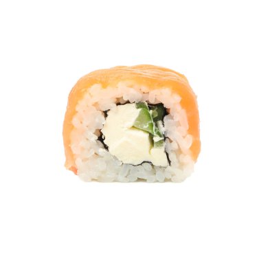 Beyaz arka planda izole edilmiş lezzetli suşi rulosu.