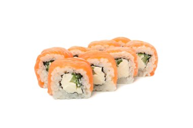 Japon yemeği. Beyaz arka planda izole edilmiş lezzetli suşi ruloları.