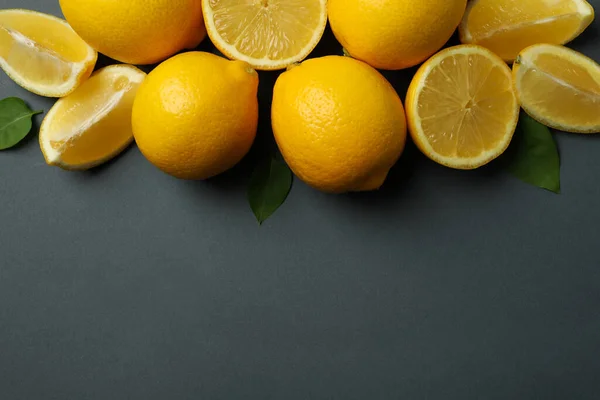 Citrons Frais Avec Des Feuilles Sur Fond Noir Vue Dessus — Photo