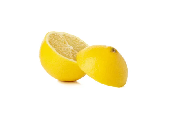 新鲜柠檬在白色背景上被分离出来 成熟的水果 — 图库照片
