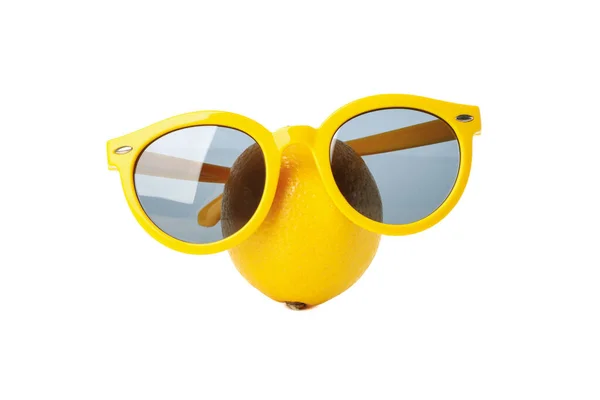 Citron Avec Des Lunettes Soleil Isolées Sur Fond Blanc — Photo