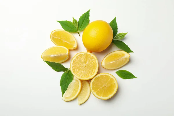 新鲜柠檬白色背景 顶部视图 成熟的水果 — 图库照片