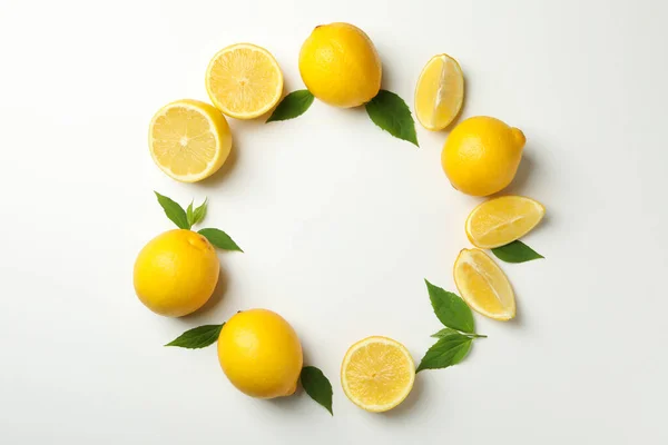 Poser Plat Avec Des Citrons Sur Fond Blanc Fruits Frais — Photo