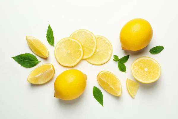 新鲜柠檬白色背景 顶部视图 成熟的水果 — 图库照片