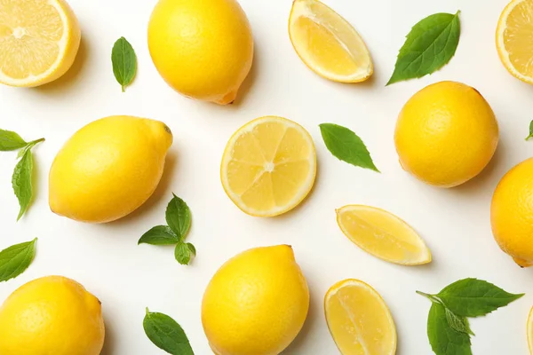 Flach Lag Mit Zitronen Auf Weißem Hintergrund Frisches Obst — Stockfoto