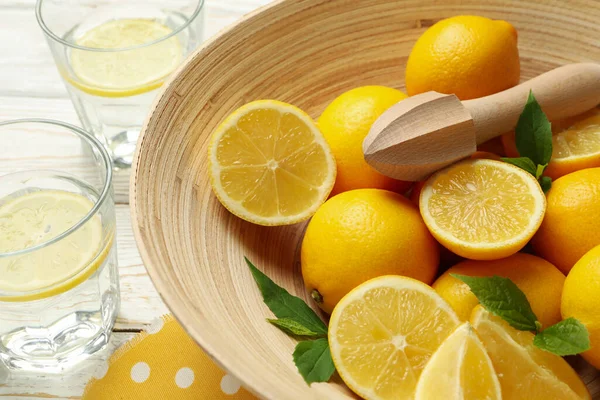 Чаша Лимонами Соковыжималкой Закрывай Спелые Плоды — стоковое фото