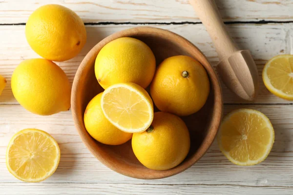 Schale Zitronen Und Saftpresse Auf Holzgrund Draufsicht — Stockfoto