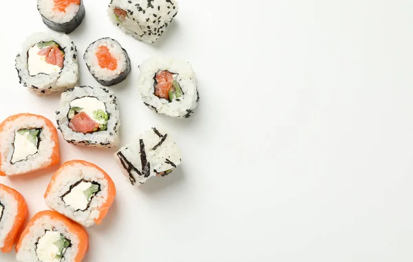 白い背景においしい寿司ロール トップビュー — ストック写真