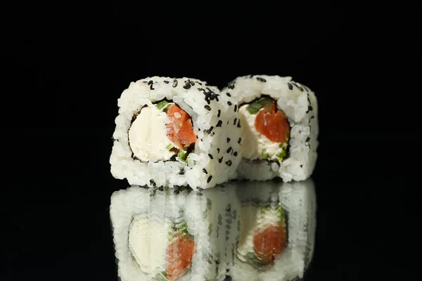 Heerlijke Sushi Broodjes Zwarte Spiegel Achtergrond Japans Eten — Stockfoto