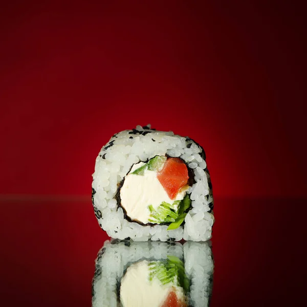 Delicioso Rolo Sushi Fundo Espelho Perto Comida Japonesa — Fotografia de Stock