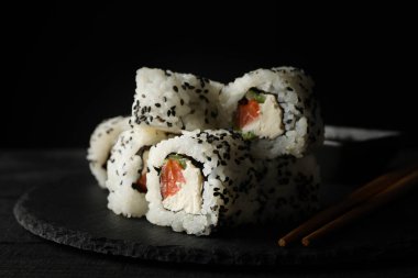 Nefis suşi ruloları olan tepsi, yakın çekim. Japon yemeği.