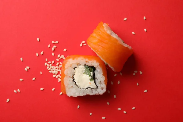 Heerlijke Sushi Broodjes Rode Achtergrond Japans Eten — Stockfoto