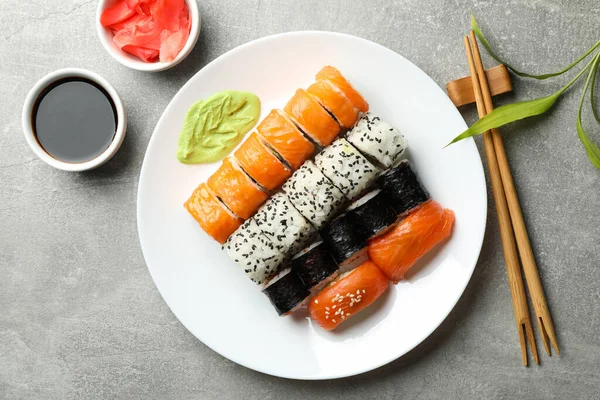 灰色の背景に巻き寿司プレート — ストック写真