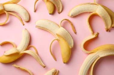 Pembe arka planda bir sürü muz. Taze meyve.