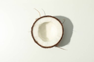 Beyaz arkaplandaki hindistan cevizinin yarısı, üst görünüm