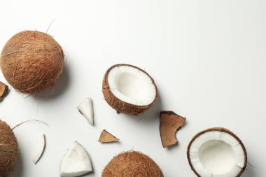 Beyaz zemin üzerinde hindistan cevizi ile düz uzandı, üst görünüm