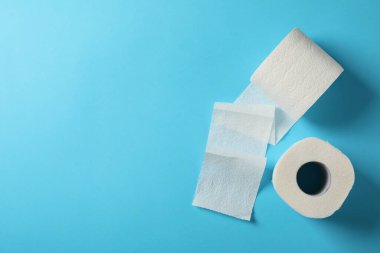 Mavi arkaplanda tuvalet kağıdı, metin için boşluk