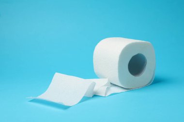 Mavi arkaplanda tuvalet kağıdı, metin için boşluk