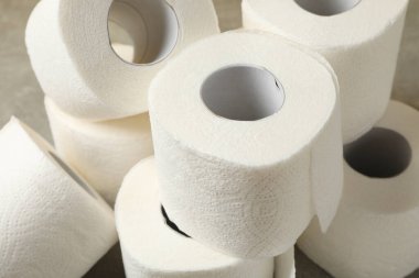 Kahverengi arka planda tuvalet kağıdı, kapat.
