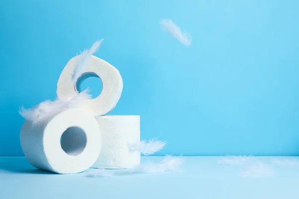 Papel Higiénico Plumas Sobre Fondo Azul Espacio Para Texto — Foto de Stock