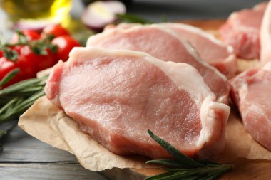 Biftek için çiğ et ve ahşap arka planda malzemeler.