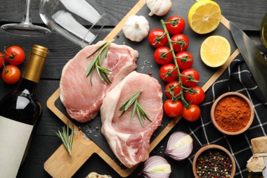 Çiğ et ve malzemelerle kompozisyon. Biftek konsepti.