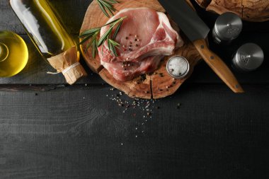 Çiğ et ve malzemelerle kompozisyon. Biftek konsepti.