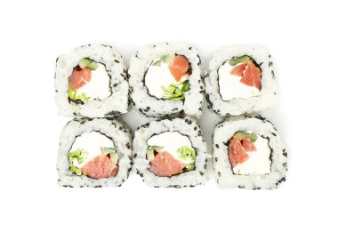 Japon yemeği. Beyaz arka planda izole edilmiş lezzetli suşi ruloları.
