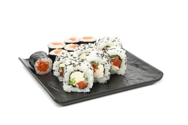 Beyaz arka planda izole edilmiş lezzetli suşi ruloları olan tepsi.