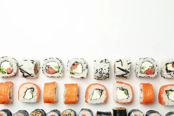白い背景に寿司ロールで平ら — ストック写真