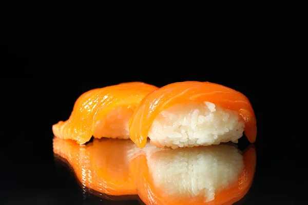 Deliciosos Rollos Sushi Sobre Fondo Espejo Negro Comida Japonesa — Foto de Stock