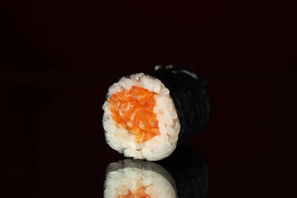 ミラーの背景においしい寿司ロールを閉じます — ストック写真