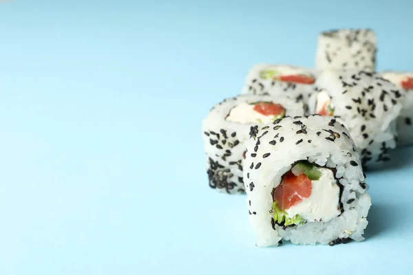 青い背景においしい寿司ロール — ストック写真