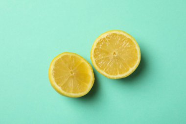 Nane arkaplanda limon yarıları. Olgun meyve