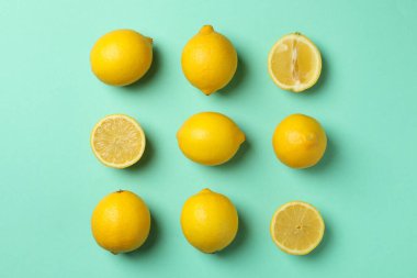 Nane arkaplanlı limonlarla yatıyordu. Taze meyve.