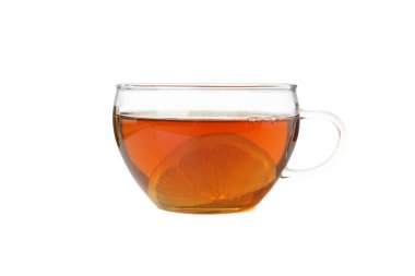 Beyaz arka planda izole edilmiş limon dilimli çay