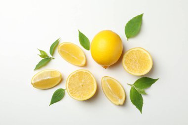 Beyaz arka planda taze limonlar, üst manzara. Olgun meyve