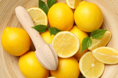 Limon suyu ve meyve sıkacağı, en iyi manzara. Olgun meyve