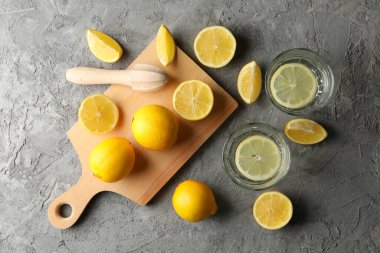 Gri arka planda limonata ve limonlu kompozisyon