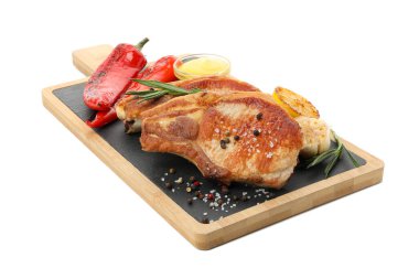 Beyaz arka planda kızarmış biftek ve sebzeli pano.