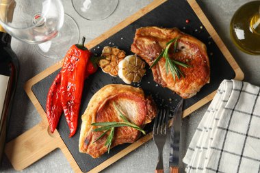 Biftek ve şaraplı kompozisyon. Izgara yemek.