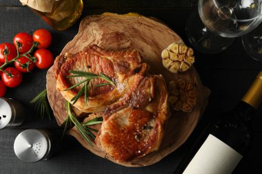 Biftek ve şaraplı kompozisyon. Izgara yemek.