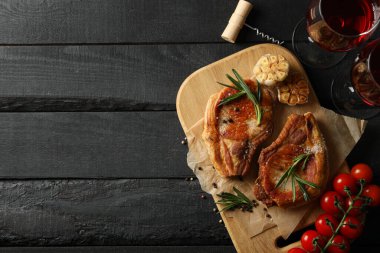 Biftek ve şaraplı kompozisyon. Izgara yemek.