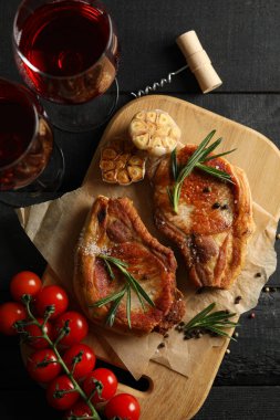 Biftek ve şaraplı kompozisyon. Izgara yemek.