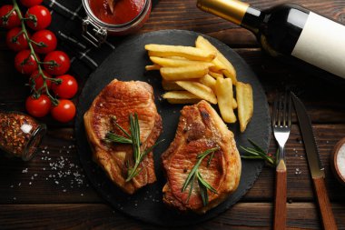 Biftek ve şaraplı kompozisyon. Izgara yemek.