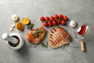 Biftek, şarap ve sebzeli kompozisyon. Izgara yemek.