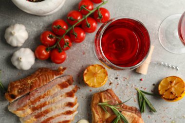 Biftek, şarap ve sebzeli kompozisyon. Izgara yemek.