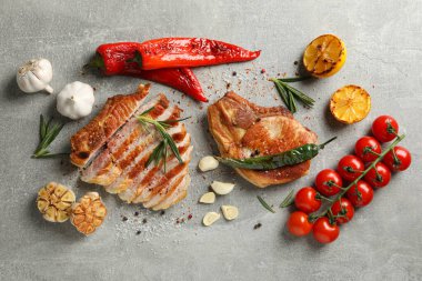 Biftek ve baharatlı kompozisyon. Izgara yemek.