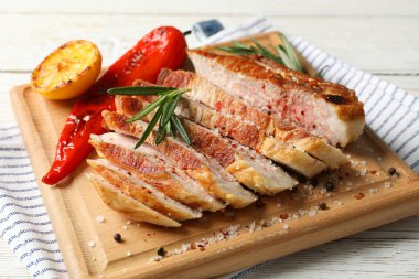 Ahşap arka planda kızarmış biftek. Izgara yemek.