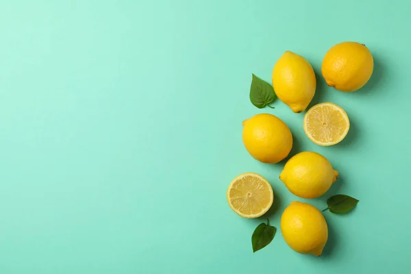 Limones Frescos Sobre Fondo Menta Vista Superior Fruta Madura — Foto de Stock